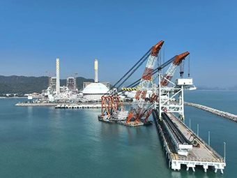 華潤海豐卸船機順利吊裝，助力粵港澳大灣區(qū)能源供應(yīng)