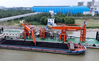 國內(nèi)首臺套！華新機電天新研究院自研卸煤浮式螺旋卸船機在國能池州投運